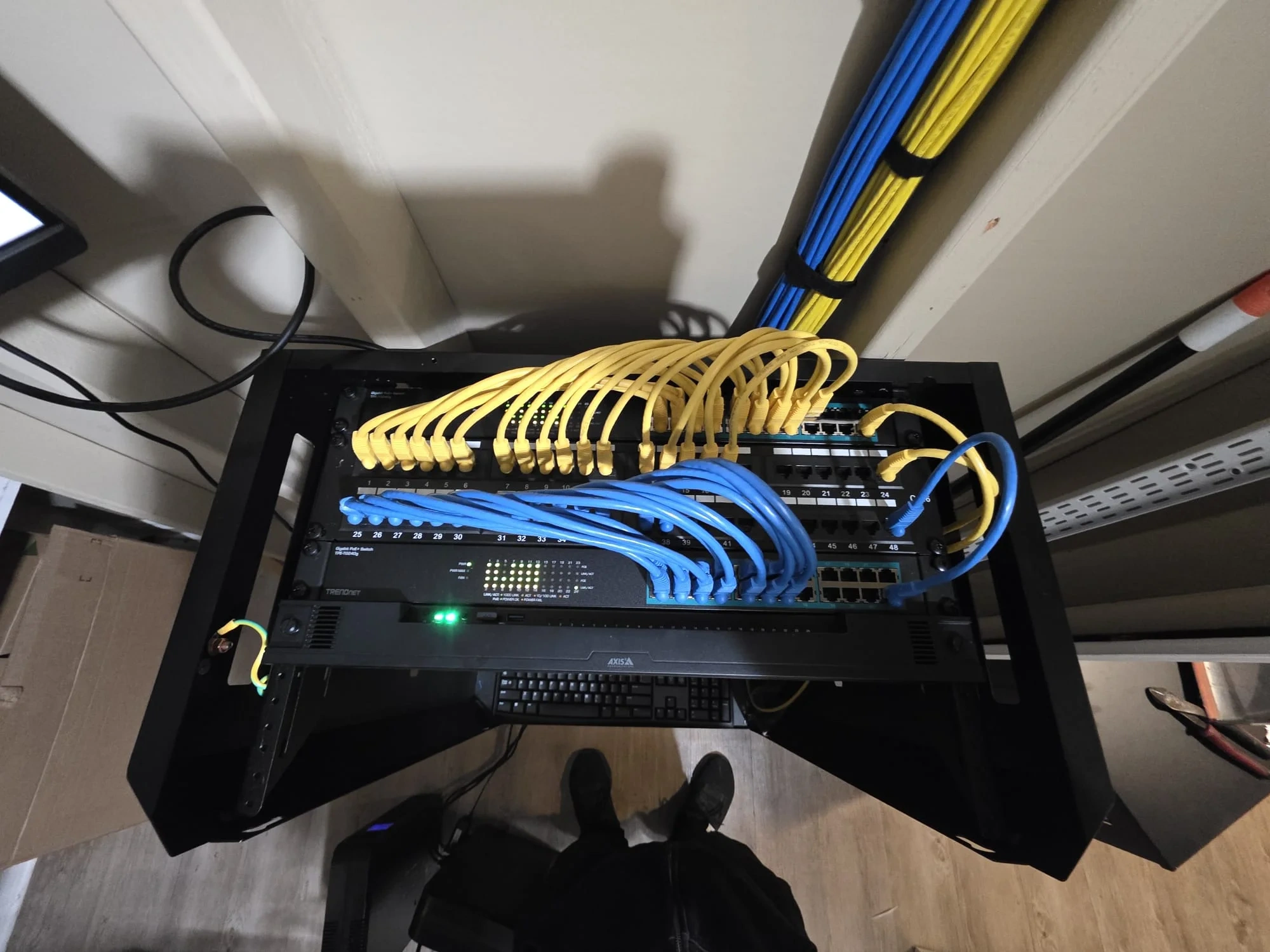 Organized structured network cabling inside a communications rack